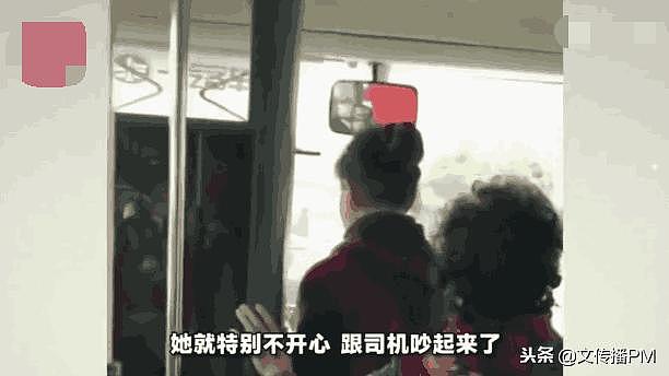 女子多刷车费站司机旁争吵，乘客怒怼：重庆公交咋落水你不知道啊