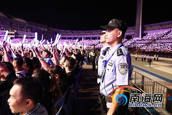 海口警方在演唱会现场进行安保工作。海口警方供图