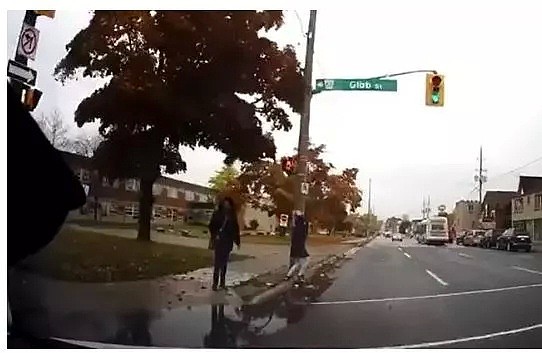罕见！加拿大华人女司机考驾照撞飞老外！行人还全责...（组图/视频） - 2