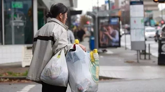 华人父母移民来澳，就为让他们翻垃圾桶？网友: 不丢脸！ - 1