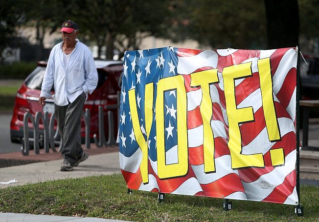 今年期中选举影响重大，图为德州休士顿投票站外面挂出的指示牌。 (路透)