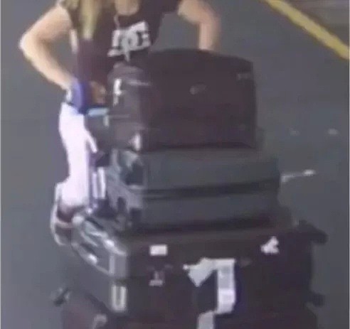 丢脸！中国妹子在机场偷行李箱被捕！专挑贵的，还偷中国游客！（视频/组图） - 29