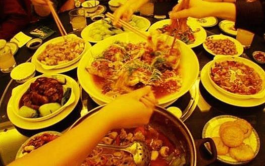 外国游客吐槽中国人餐桌礼仪，坦言不想跟中国人吃饭，网友：丢脸