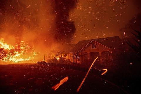 加利福尼亚州发生大火：多人受伤 居民撤离（组图） - 1