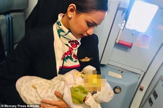飞机上婴儿因饥饿哭闹不停 空姐的一个举动圈粉无数