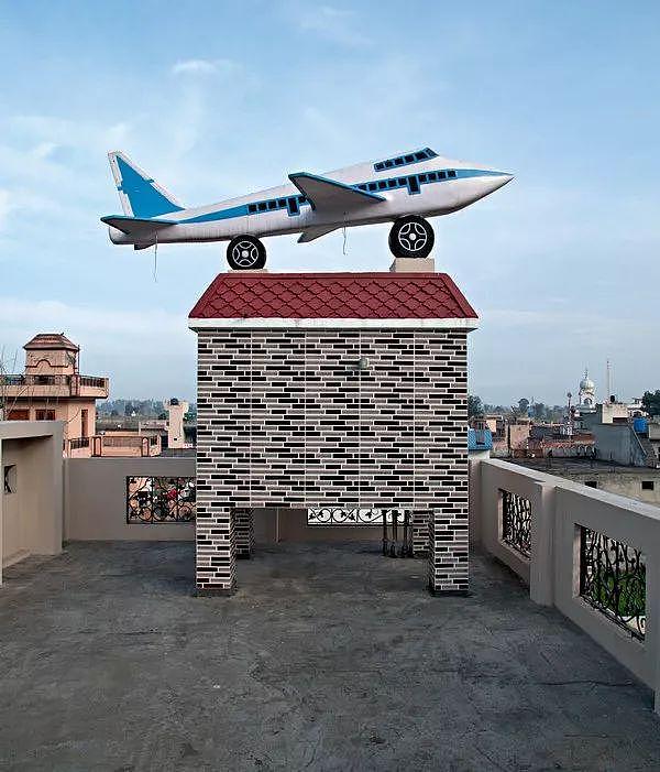 看傻 印度这个村子家家屋顶上都有飞机（组图） - 9