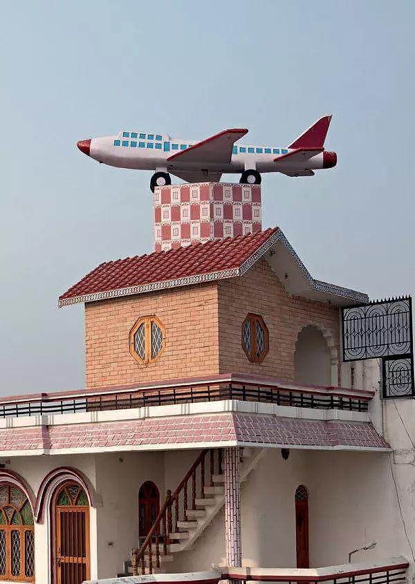 看傻 印度这个村子家家屋顶上都有飞机（组图） - 11