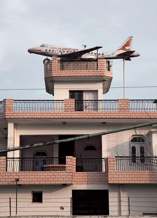 看傻 印度这个村子家家屋顶上都有飞机（组图） - 12