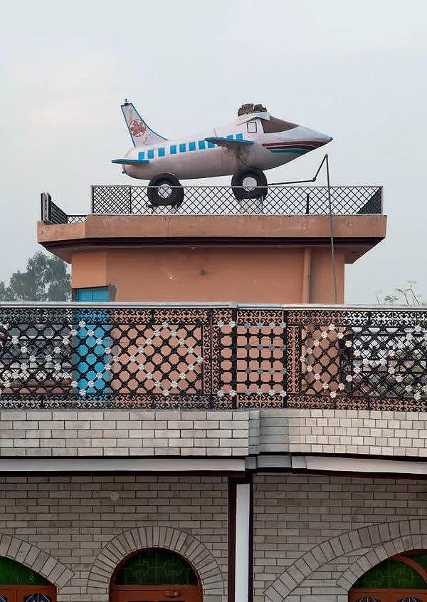 看傻 印度这个村子家家屋顶上都有飞机（组图） - 14