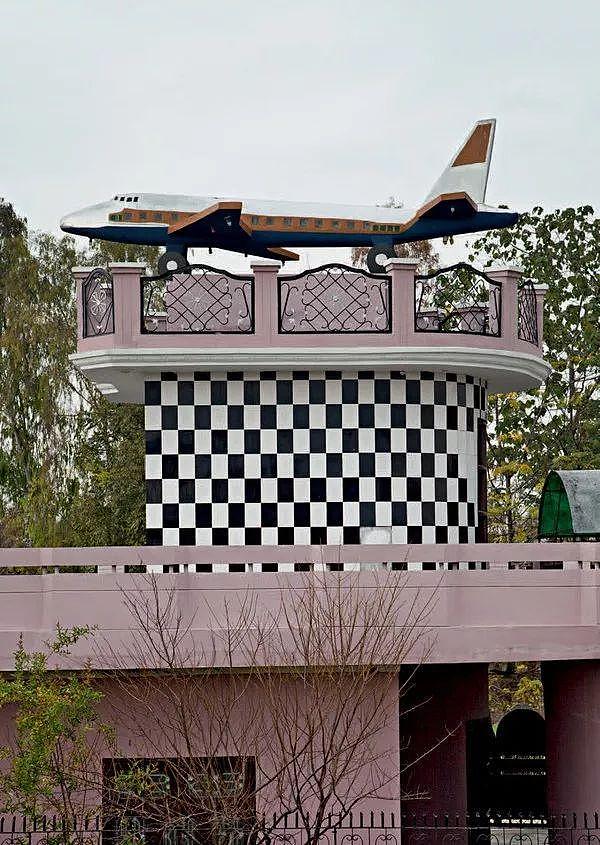 看傻 印度这个村子家家屋顶上都有飞机（组图） - 15