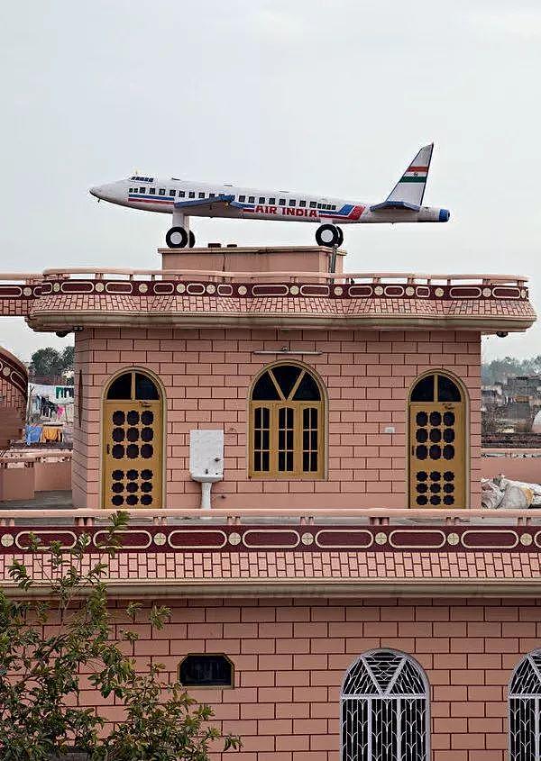 看傻 印度这个村子家家屋顶上都有飞机（组图） - 16