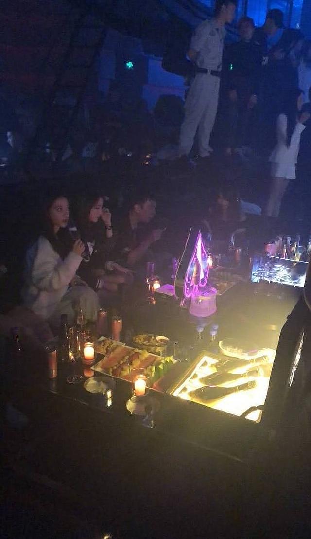 厉害了王思聪！高调与网红泡夜店，光棍节又给陈雅婷买化妆品