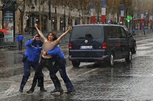 半裸女子在巴黎市区逼近川普车队 遭警方逮捕（视频/图） - 1