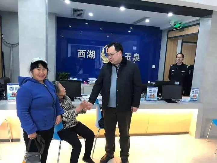 杭州70岁卖花老太捡到10000元现金，冷风中苦等失主一个多小时！一句话让所有人汗颜（组图） - 2
