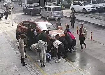 女子蹲地上看手机被卷入车底！之后的20秒视频被朋友圈刷屏！（视频/组图） - 8