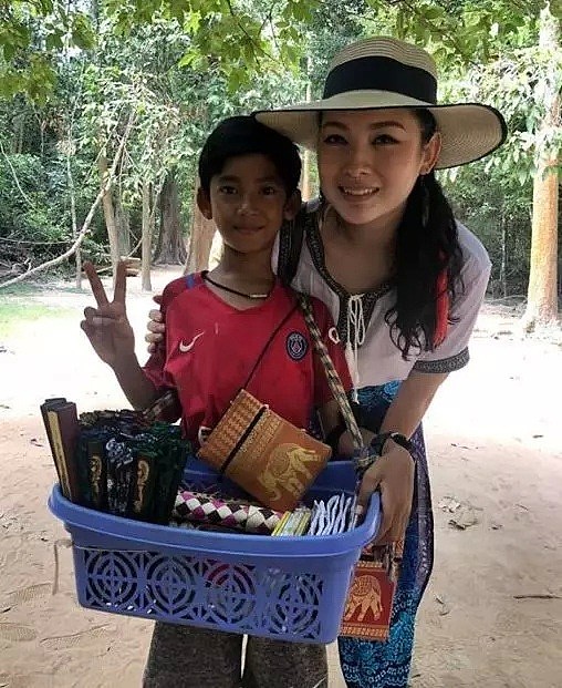 柬埔寨卖纪念品男孩爆红网络，15种语言随意切换，还说要来中国念书（组图） - 10
