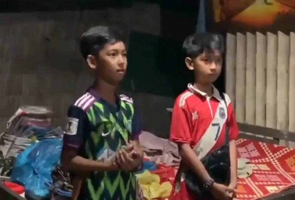 柬埔寨卖纪念品男孩爆红网络，15种语言随意切换，还说要来中国念书（组图） - 12