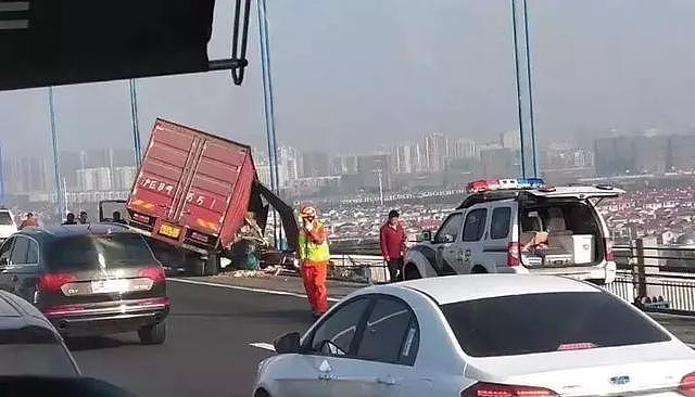 突发！江阴大桥上出惊险事故！货车侧翻悬在桥栏边上！
