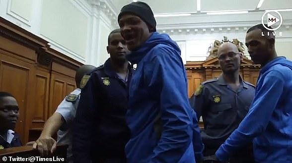 南非女大学生遭4人性侵后用石砸死，罪犯被判无期，民众当庭欢呼