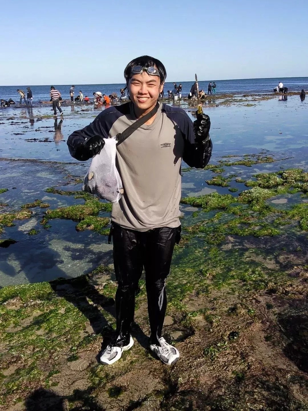 为抢鲍鱼，华人大妈顶着大浪，全副武装，累个半死！上帝太偏心！好东西都给澳洲了！（组图） - 17