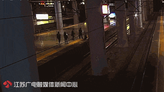 为吓唬男友，她跳下高铁站台，列车真的亮着大灯驶来！（视频/图） - 1