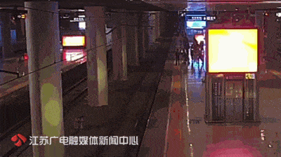 为吓唬男友，她跳下高铁站台，列车真的亮着大灯驶来！（视频/图） - 2