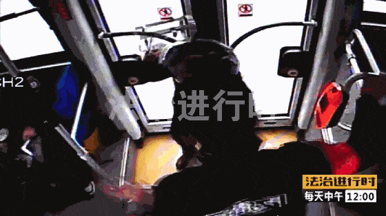 女子公交上摔灭火器抢方向盘 大喊“要死一起死”（视频/组图） - 2
