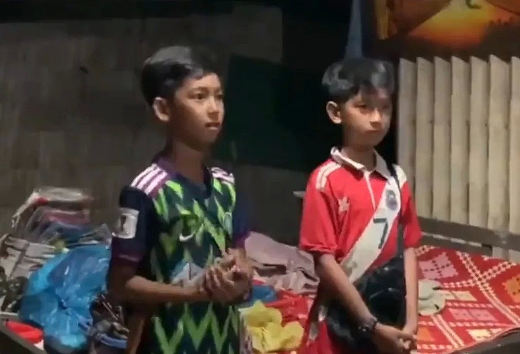 10岁男孩用9国语言卖纪念品走红，网友却呼吁：千万别买他东西！（组图） - 4