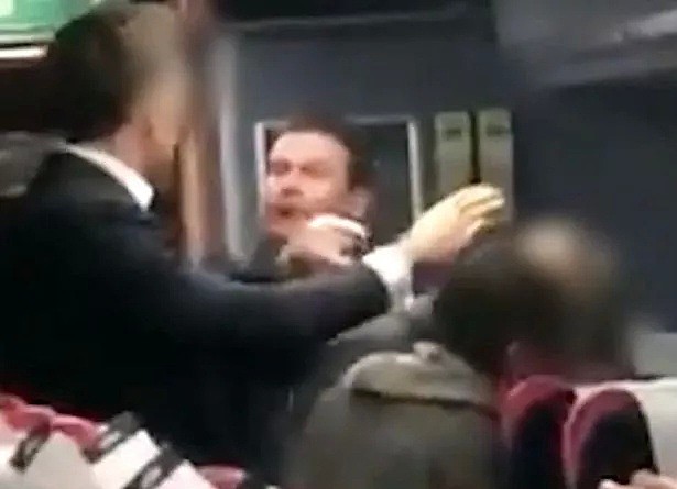 中国夫妇坐火车无故遭白人男子辱骂：“滚回自己国家！”女子被骂哭（视频/组图） - 2