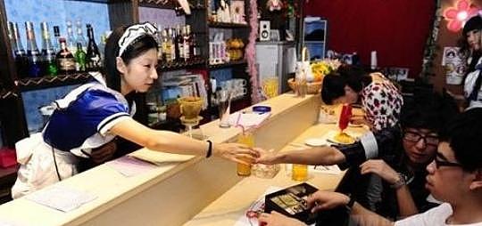 日本的女仆文化让人惊讶，称呼顾客为主人，甚至可以跪地服务…（组图） - 5