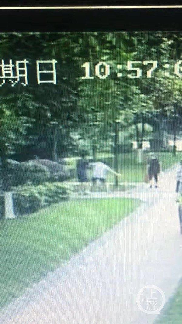 喻学涛被监控拍到试图用滑板车攻击赵女士