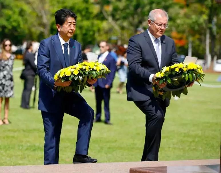悼念被日军轰炸澳洲死难者：澳总理下跪 安倍下蹲（图） - 2