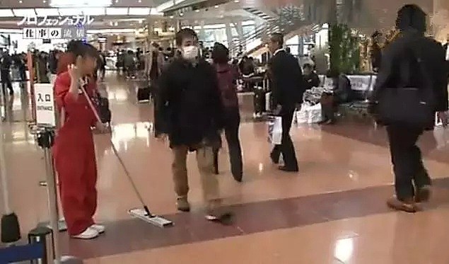 中国大妈带着700个日本人，扫出全球最干净机场（组图） - 25