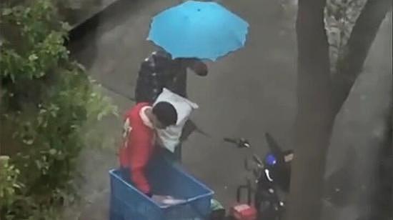 快递被偷快递员雨中暴哭？警方：被盗系拍摄者推断