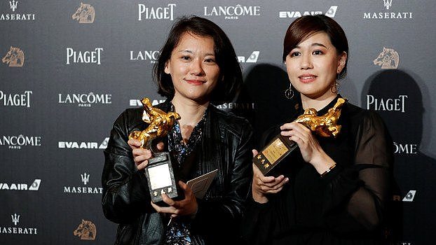 2018年11月17日，台湾金马奖最佳纪录片奖导演傅榆（右）的得奖言论，被不少大网民在其脸书上留言谩骂。（路透社）