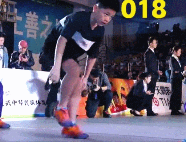 挑战人类极限！中国13岁少年打破跳绳世界纪录，1秒钟跳9次