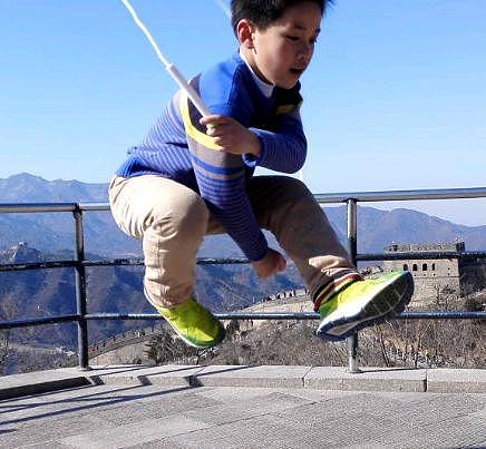 挑战人类极限！中国13岁少年打破跳绳世界纪录，1秒钟跳9次