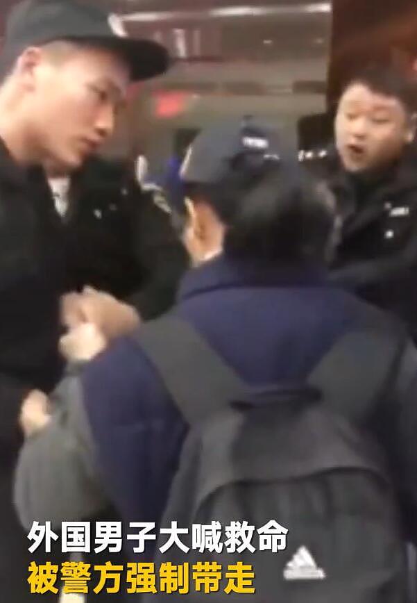 老外行窃被抓倒地装死，中国女友阻挠执法 民警：这里是中国！