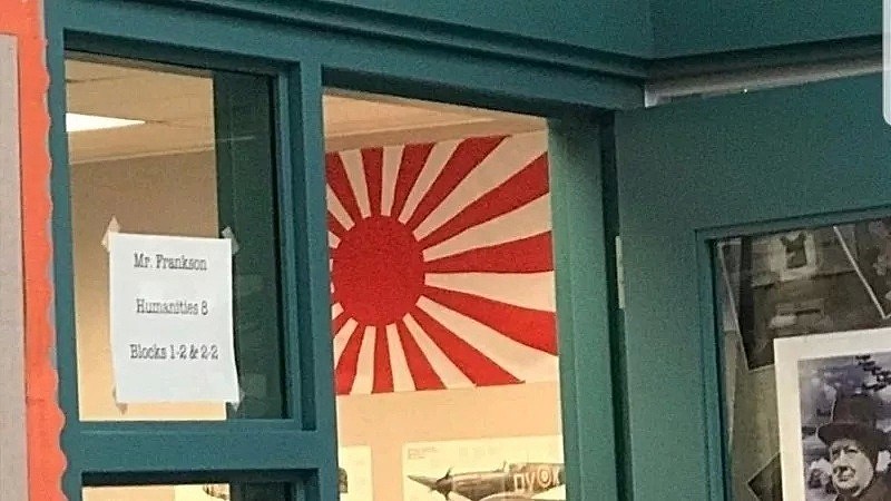 气愤！温哥华一高中教室竟挂日本军旗 拒绝摘除（组图） - 4