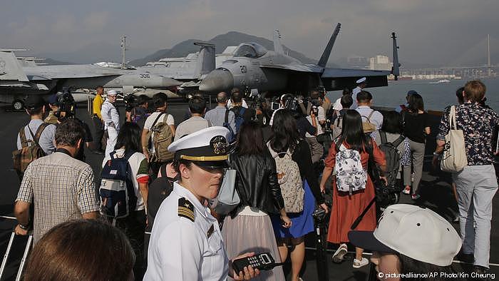 美国航母进入香港的视频曝光 甲板停满战斗机（视频/组图） - 1