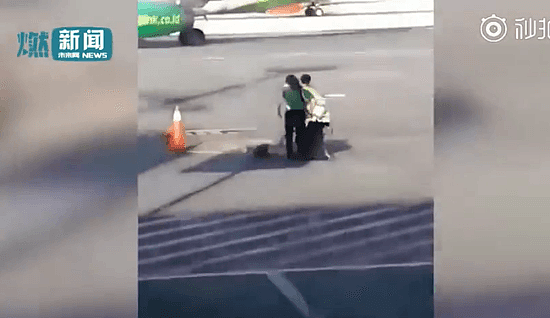 女子错过航班直闯安检口 冲上停机坪欲拦飞机（视频） - 1