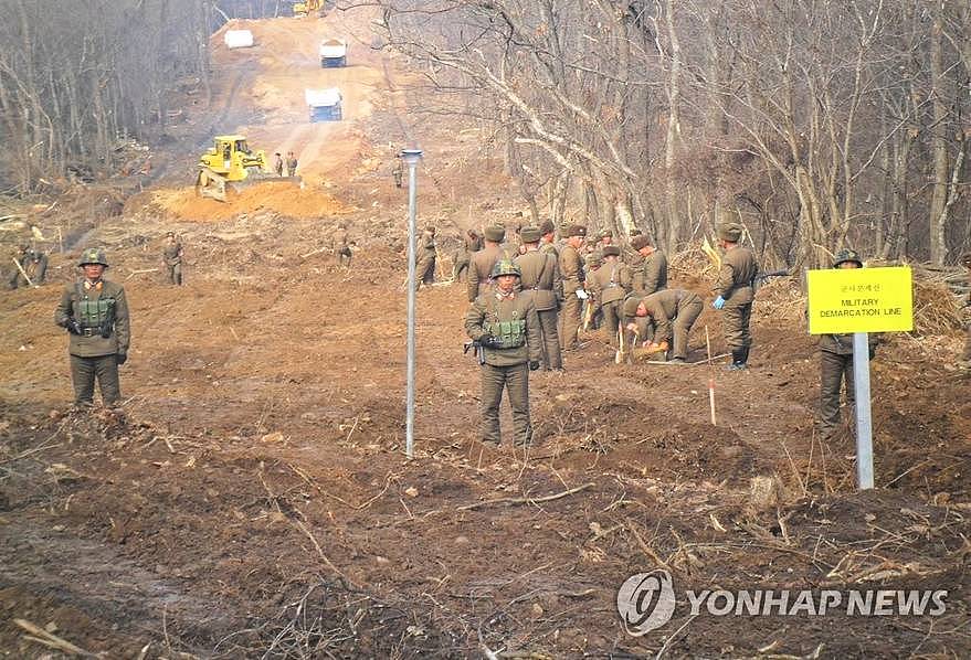 韩朝在非军事区内连通道路 韩朝军人握手致意(图)