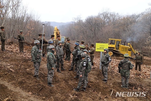 韩朝在非军事区内连通道路 韩朝军人握手致意(图)