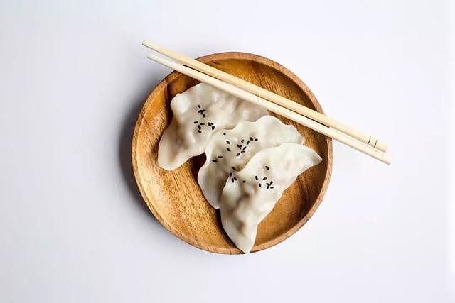 D&G，用着中国退休的刀叉，却嘲笑更文明的筷子文化
