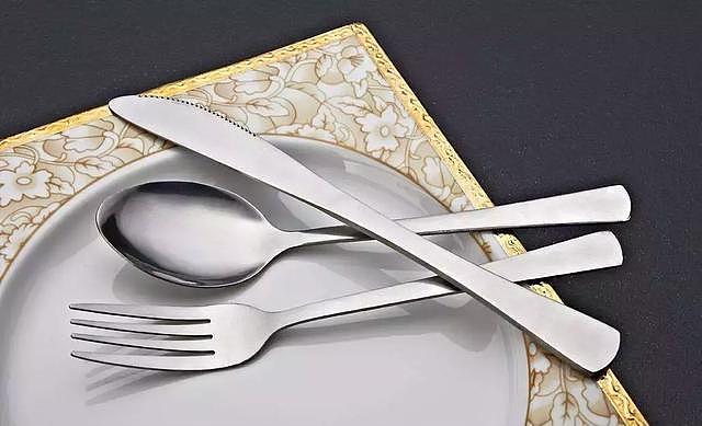 D&G，用着中国退休的刀叉，却嘲笑更文明的筷子文化