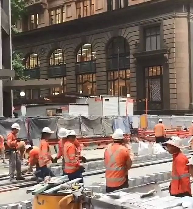澳洲数十亿工程施工现场视频曝光，10个人搬一块砖！别气，他们可能就快失业了 - 3