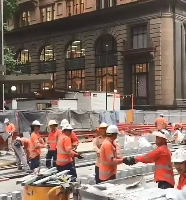 澳洲数十亿工程施工现场视频曝光，10个人搬一块砖！别气，他们可能就快失业了 - 4