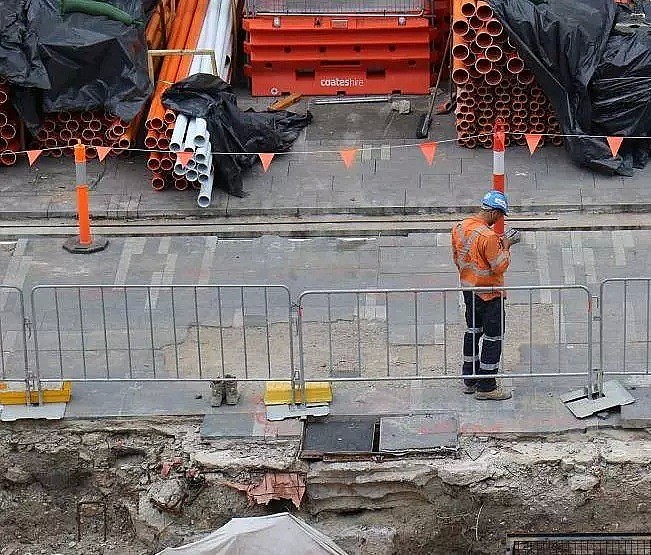 澳洲数十亿工程施工现场视频曝光，10个人搬一块砖！别气，他们可能就快失业了 - 6