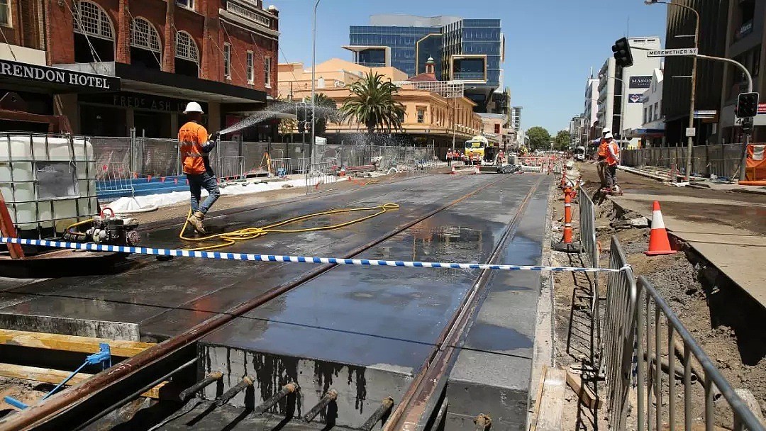 澳洲数十亿工程施工现场视频曝光，10个人搬一块砖！别气，他们可能就快失业了 - 11