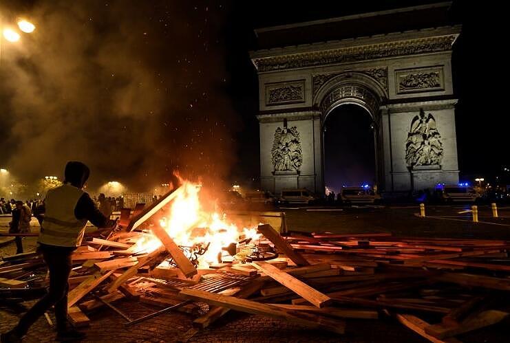 巴黎已成战场!38万人上街游行抗议 爆发骚乱（组图） - 1